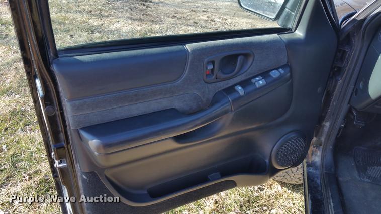 image for item L4668 2002 GMC Sonoma Ext. Cab pickup truck