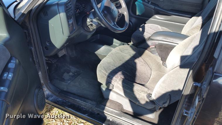 image for item L4668 2002 GMC Sonoma Ext. Cab pickup truck