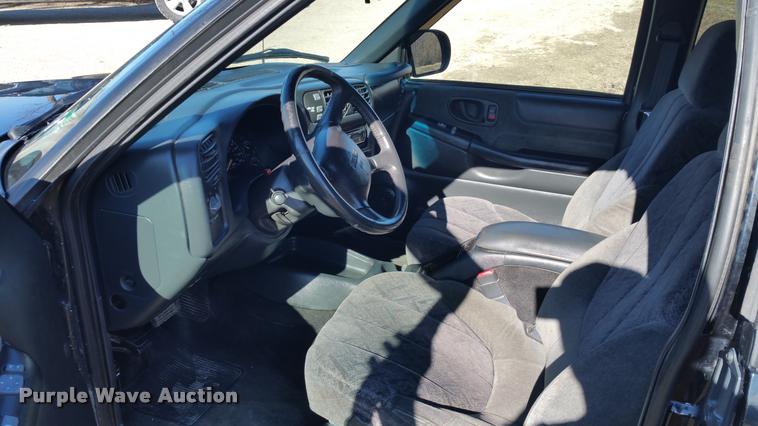 image for item L4668 2002 GMC Sonoma Ext. Cab pickup truck