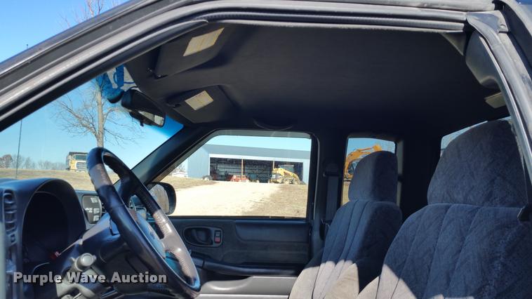 image for item L4668 2002 GMC Sonoma Ext. Cab pickup truck