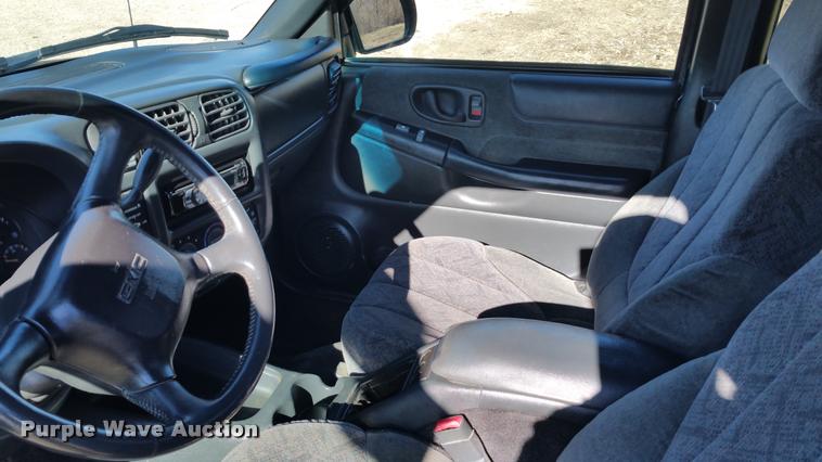 image for item L4668 2002 GMC Sonoma Ext. Cab pickup truck