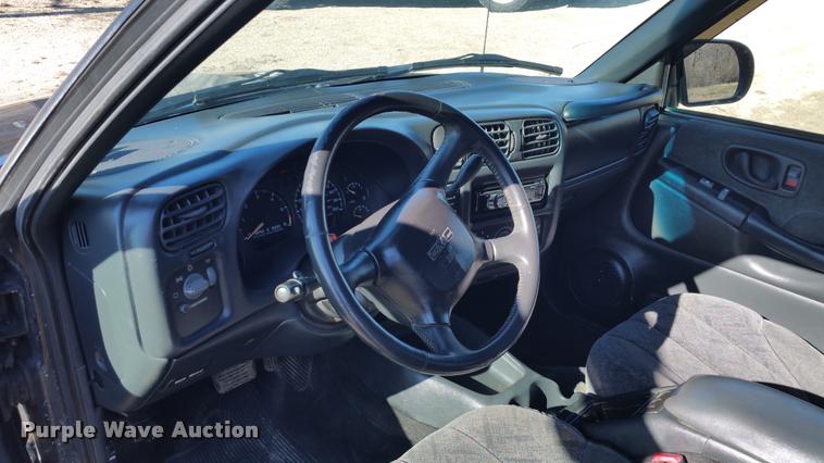 image for item L4668 2002 GMC Sonoma Ext. Cab pickup truck