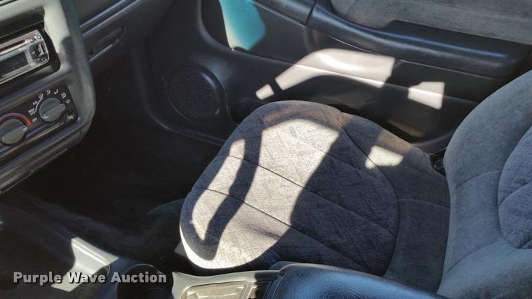 image for item L4668 2002 GMC Sonoma Ext. Cab pickup truck