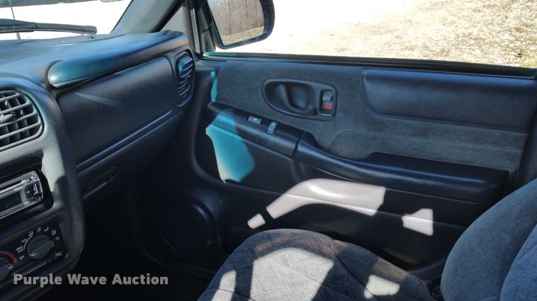 image for item L4668 2002 GMC Sonoma Ext. Cab pickup truck