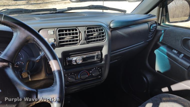 image for item L4668 2002 GMC Sonoma Ext. Cab pickup truck