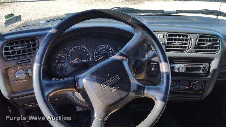 image for item L4668 2002 GMC Sonoma Ext. Cab pickup truck