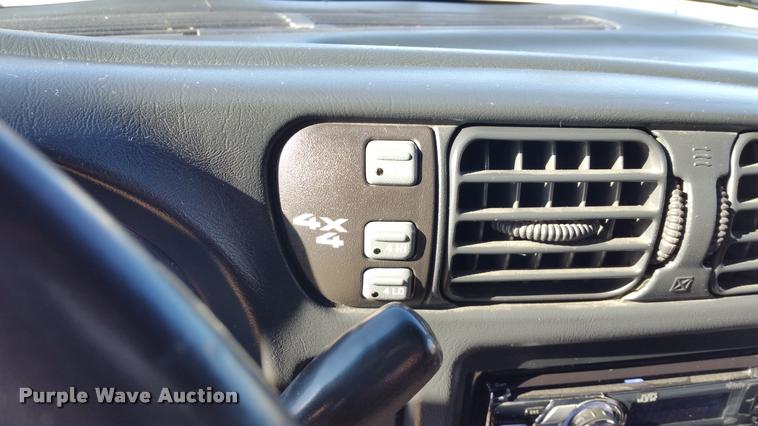 image for item L4668 2002 GMC Sonoma Ext. Cab pickup truck