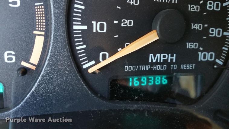 image for item L4668 2002 GMC Sonoma Ext. Cab pickup truck