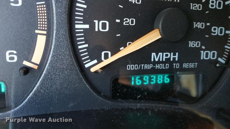 image for item L4668 2002 GMC Sonoma Ext. Cab pickup truck