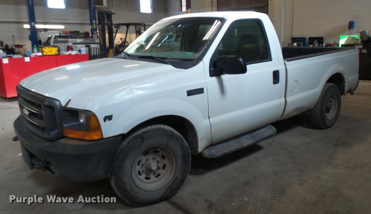 image for item L7196 2000 Ford F250 Super Duty XL pickup truck