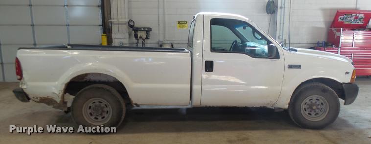 image for item L7196 2000 Ford F250 Super Duty XL pickup truck