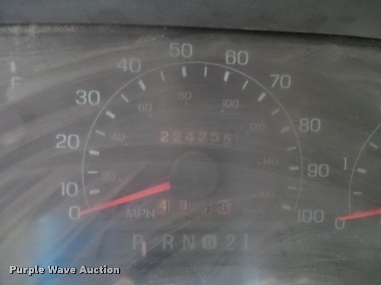 image for item L7196 2000 Ford F250 Super Duty XL pickup truck