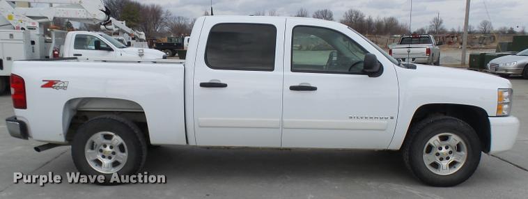 image for item AV9863 2007 Chevrolet Silverado 1500 Crew Cab pickup truck