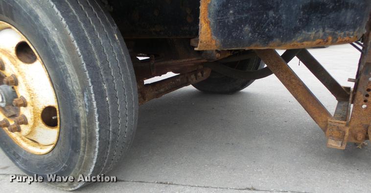image for item DA3252 1998 Ford F800 Super Duty dump truck
