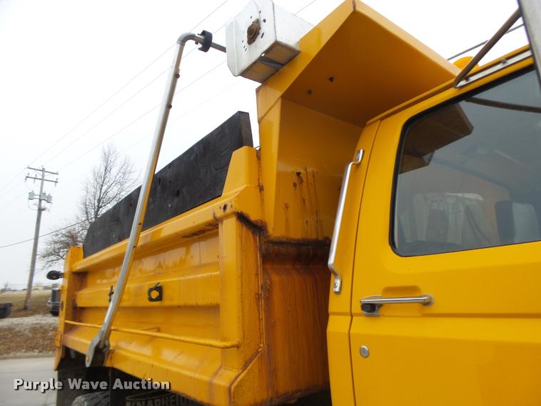 image for item DA3252 1998 Ford F800 Super Duty dump truck