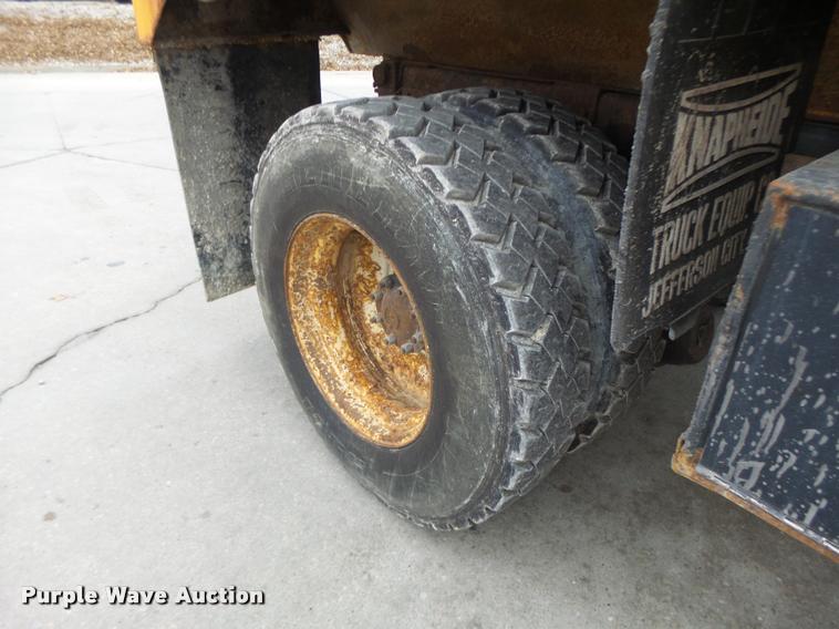 image for item DA3252 1998 Ford F800 Super Duty dump truck