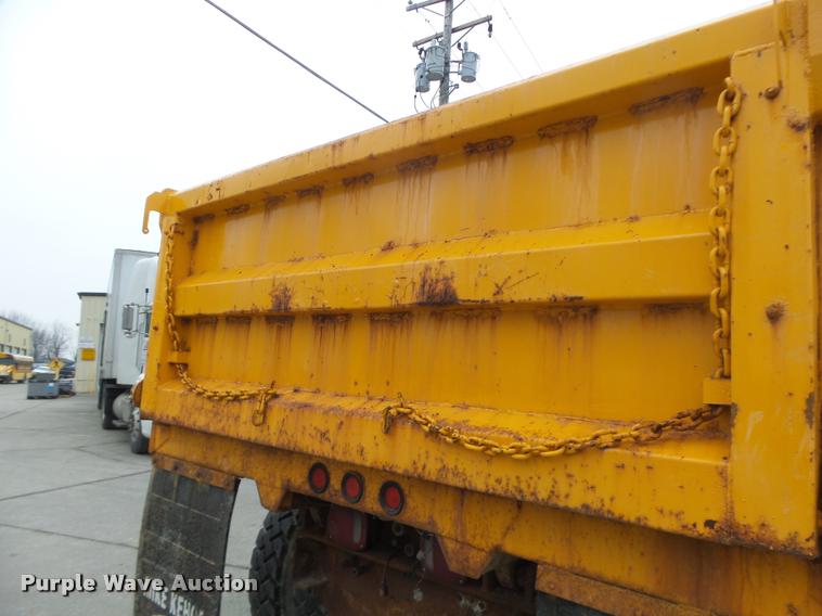 image for item DA3252 1998 Ford F800 Super Duty dump truck