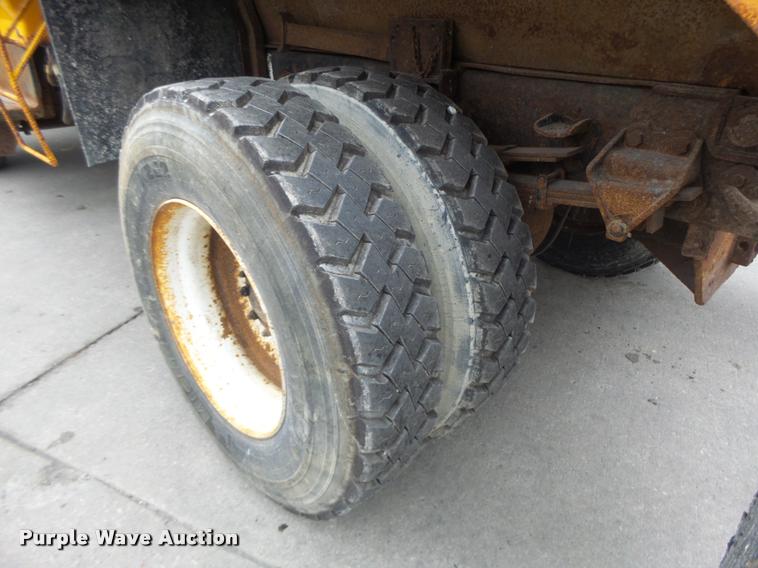 image for item DA3252 1998 Ford F800 Super Duty dump truck