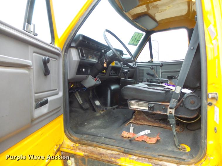 image for item DA3252 1998 Ford F800 Super Duty dump truck