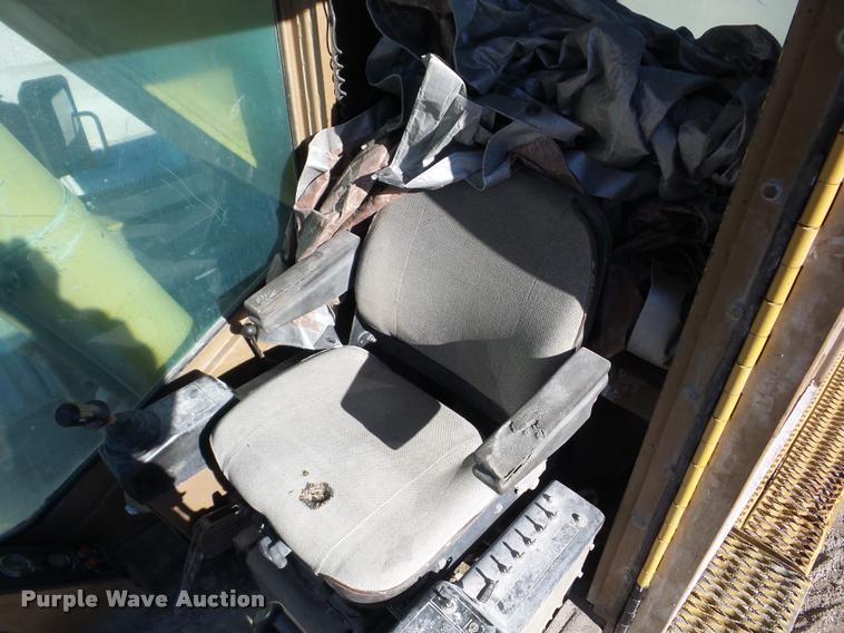 image for item J8668 1992 Caterpillar 235C excavator