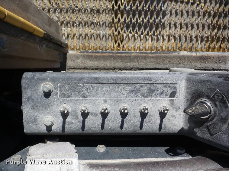 image for item J8668 1992 Caterpillar 235C excavator