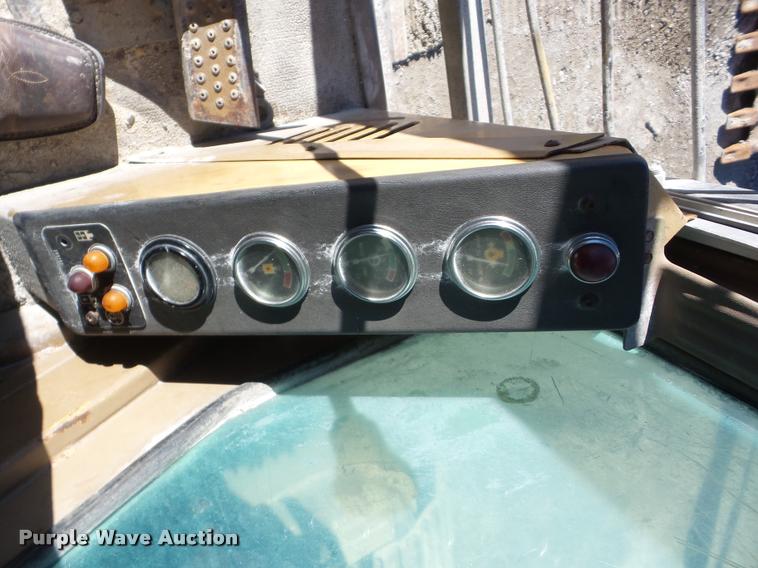 image for item J8668 1992 Caterpillar 235C excavator