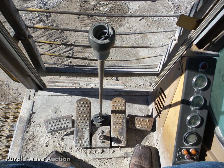 image for item J8668 1992 Caterpillar 235C excavator