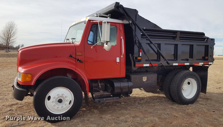 image for item L1724 2001 International 4900 dump truck