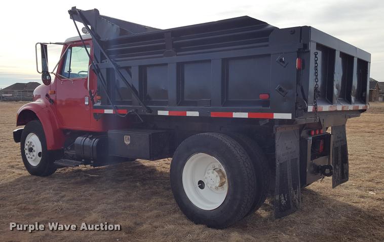 image for item L1724 2001 International 4900 dump truck