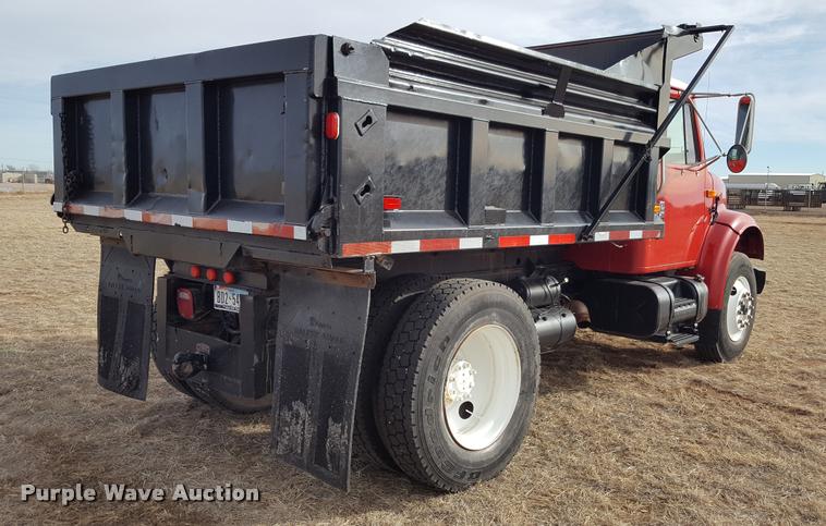 image for item L1724 2001 International 4900 dump truck