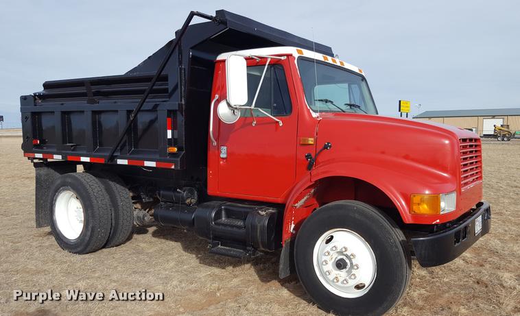 image for item L1724 2001 International 4900 dump truck