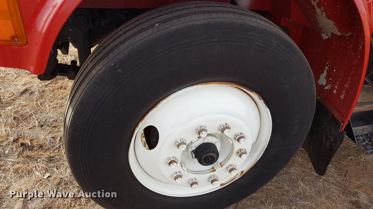 image for item L1724 2001 International 4900 dump truck