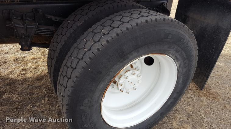 image for item L1724 2001 International 4900 dump truck