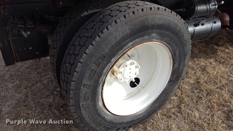 image for item L1724 2001 International 4900 dump truck