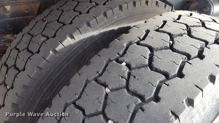 image for item L1724 2001 International 4900 dump truck