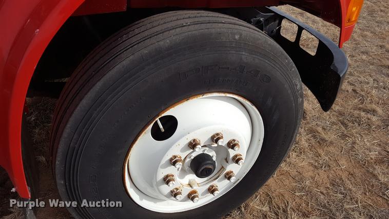 image for item L1724 2001 International 4900 dump truck