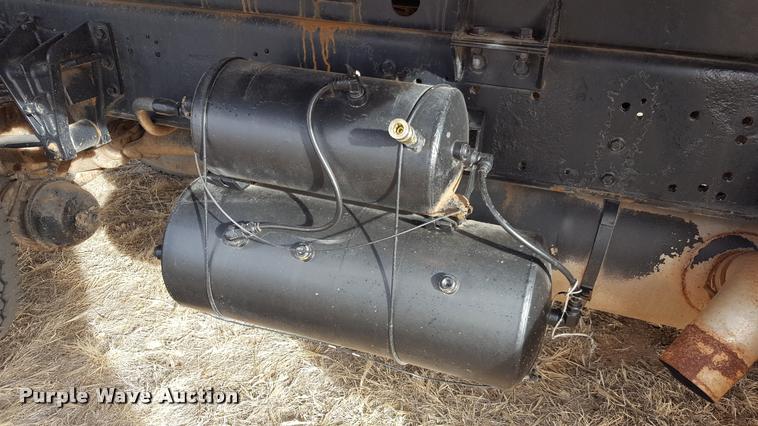 image for item L1724 2001 International 4900 dump truck