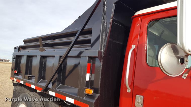 image for item L1724 2001 International 4900 dump truck