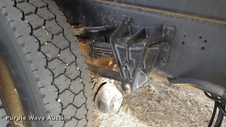 image for item L1724 2001 International 4900 dump truck