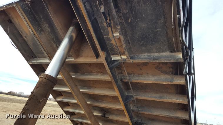 image for item L1724 2001 International 4900 dump truck