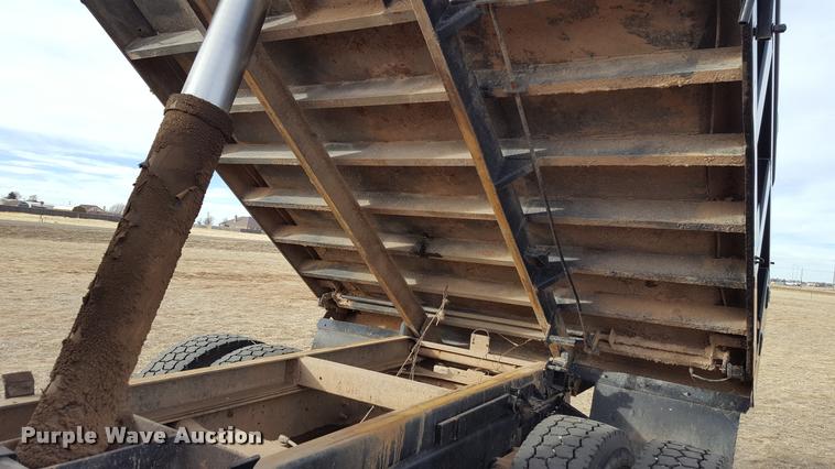 image for item L1724 2001 International 4900 dump truck