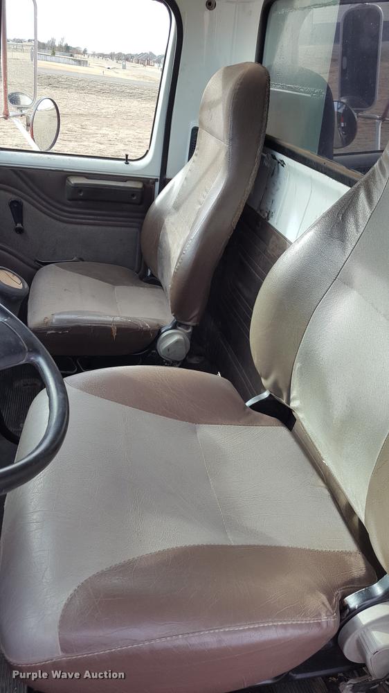 image for item L1724 2001 International 4900 dump truck