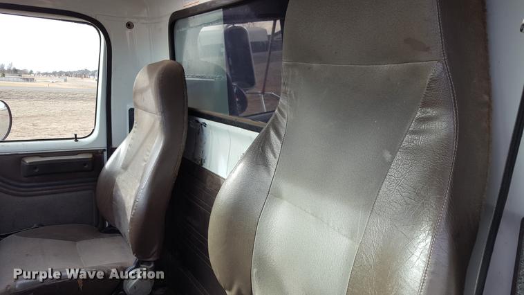 image for item L1724 2001 International 4900 dump truck