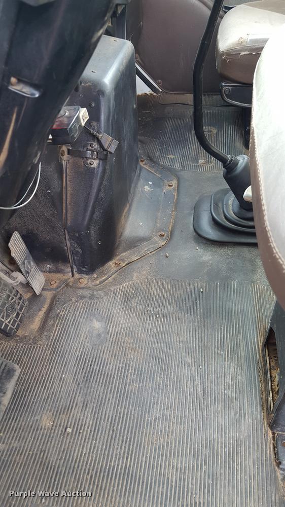 image for item L1724 2001 International 4900 dump truck