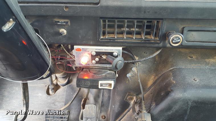 image for item L1724 2001 International 4900 dump truck