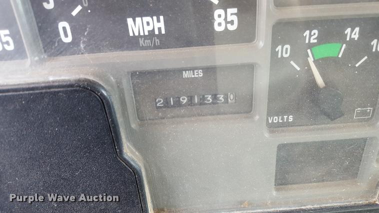 image for item L1724 2001 International 4900 dump truck