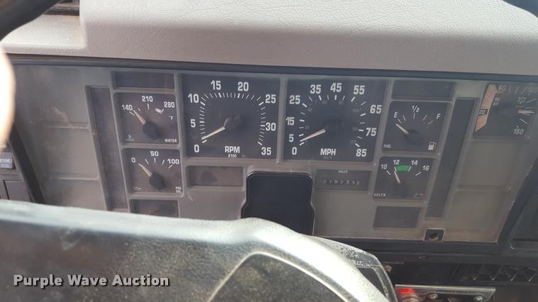 image for item L1724 2001 International 4900 dump truck