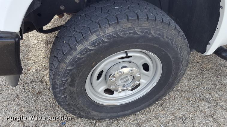 image for item L1726 2010 Ford F250 Super Duty SuperCab flatbed pickup truck