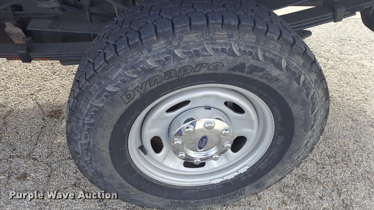 image for item L1726 2010 Ford F250 Super Duty SuperCab flatbed pickup truck