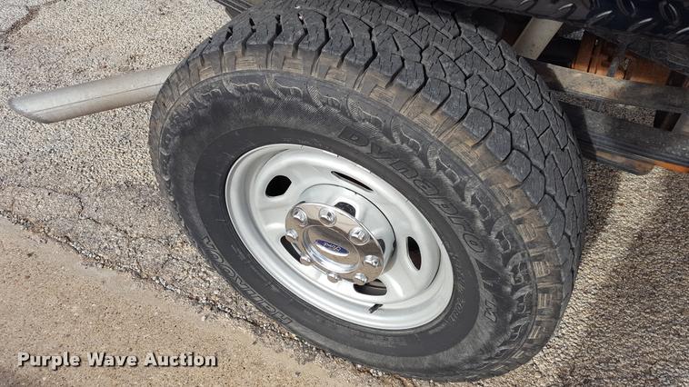 image for item L1726 2010 Ford F250 Super Duty SuperCab flatbed pickup truck